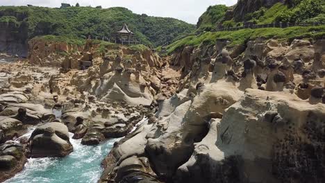 Formas-De-Hongos-De-Rocas-Después-De-La-Erosión-Del-Mar,-Vista-Aérea-De-Drones-Del-Parque-De-La-Isla-Heping,-Taiwán