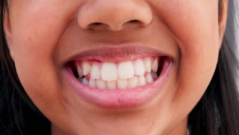 sonrisa, feliz y primer plano de la boca del niño en la ciudad