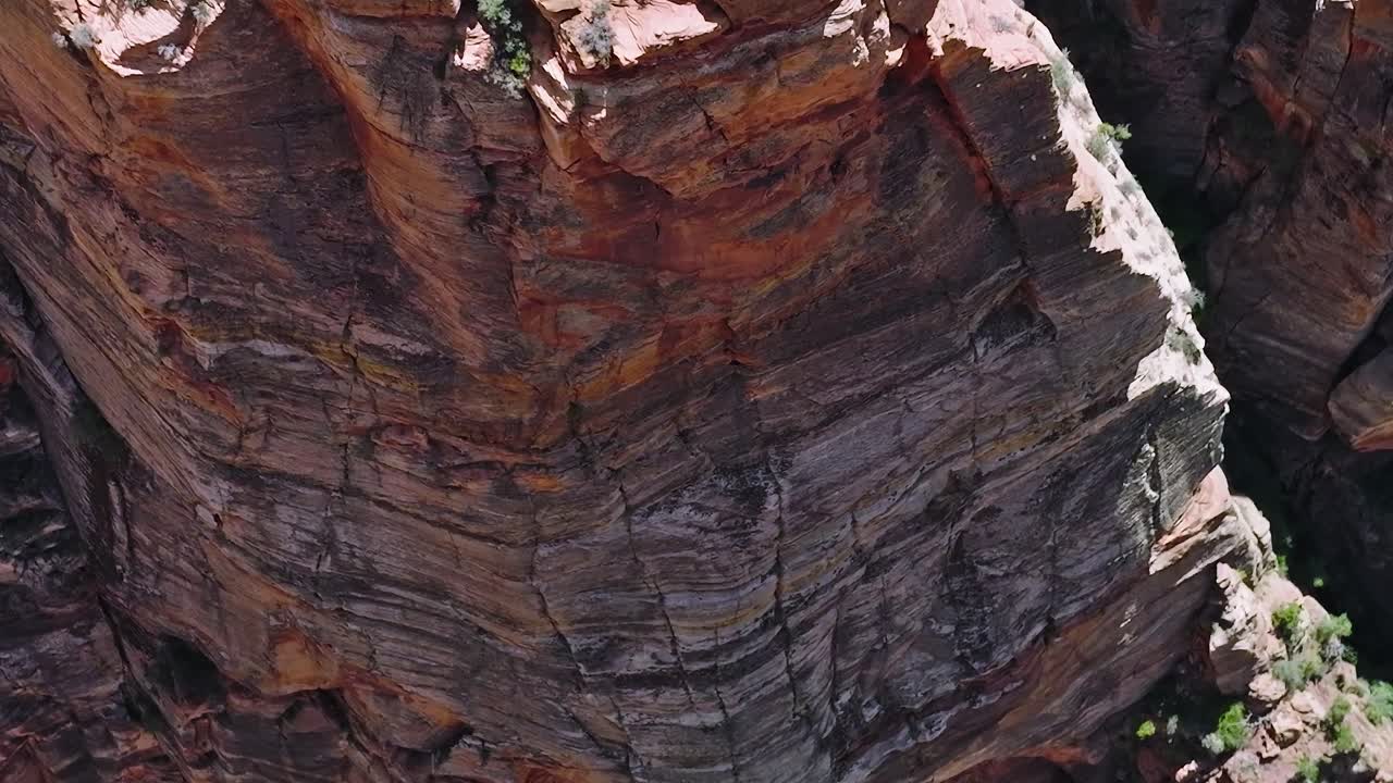 Le rocce formano strati nella regione del Mojave degli USA