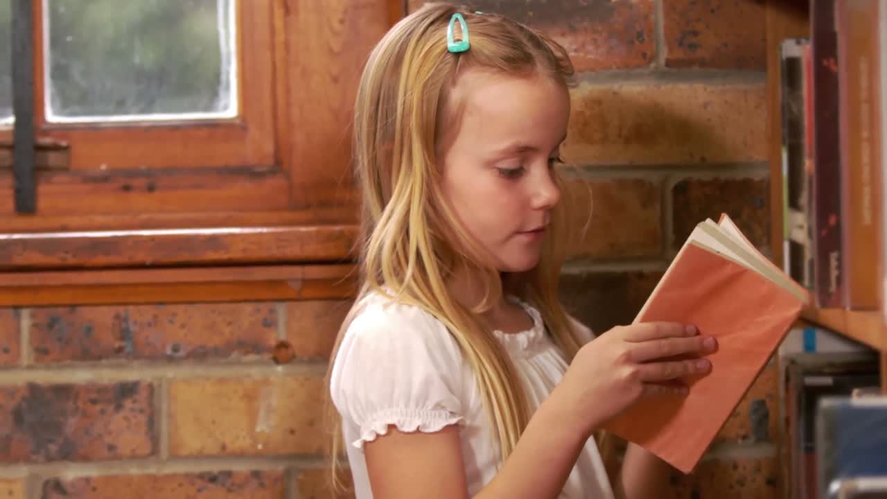 책을 읽는 귀여운 아이