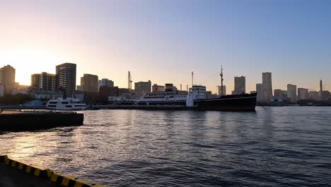 Hermosa-Y-Tranquila-Luz-Del-Atardecer-Sobre-El-Horizonte-Y-El-Paseo-Marítimo-De-Yokohama-Minato-Mirai