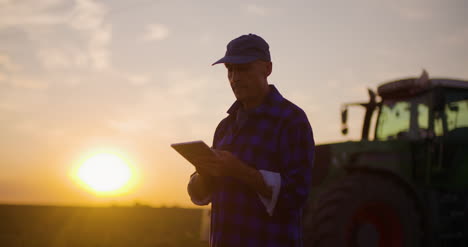 Agricultor-Agricola-Examinando-Campo-Moderno