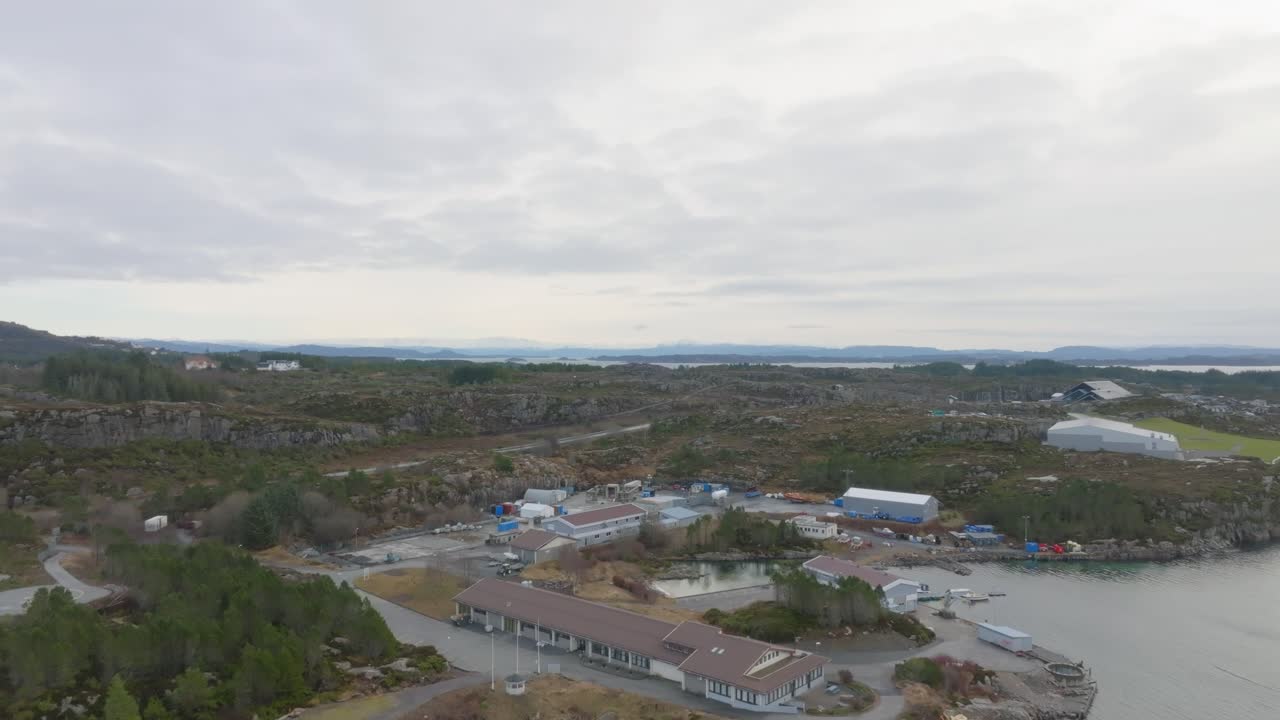 sitio de prueba de explosión y seguridad contra incendios gexcon en steinsland sotra en noruega - antena en movimiento hacia atrás que muestra el sitio de prueba
