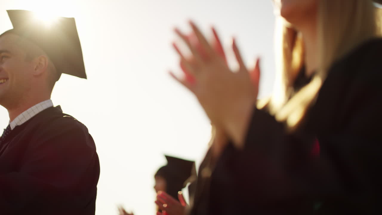 dándose una ronda de aplausos