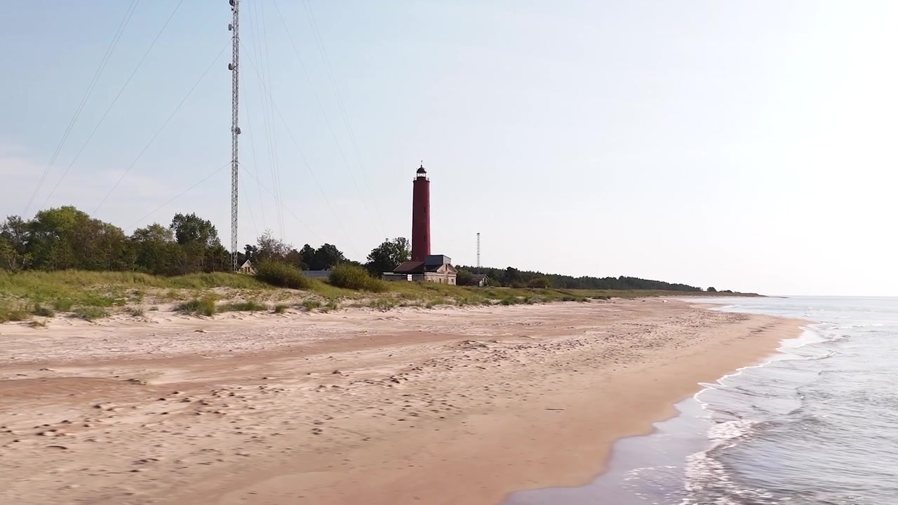 Faro di Akmenraga Baka sulla costa lettone del Mar Baltico. Ripresa aerea con drone.