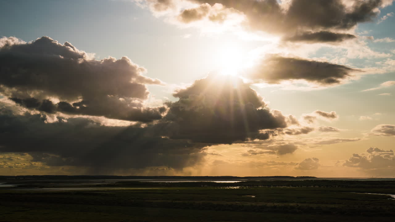 rayos bailando al atardecer en la costa, blakeney, norfolk, reino unido