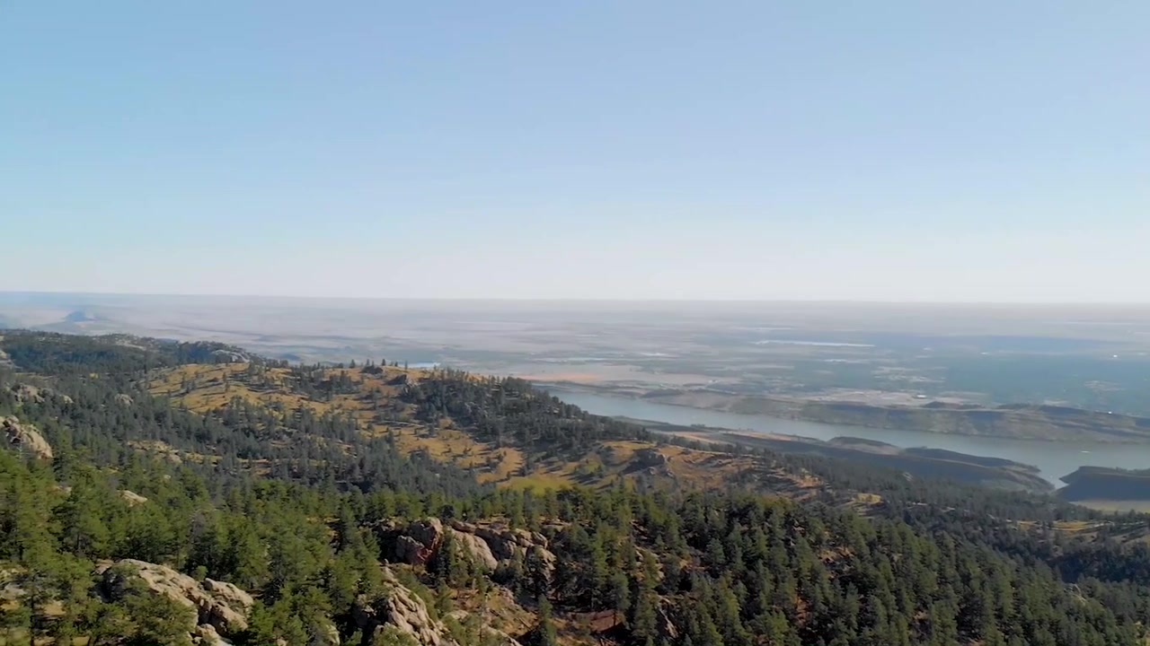 Rapida panoramica a destra di Horsetooth Rock a Fort Collins, Colorado. Laghi e alberi presenti.