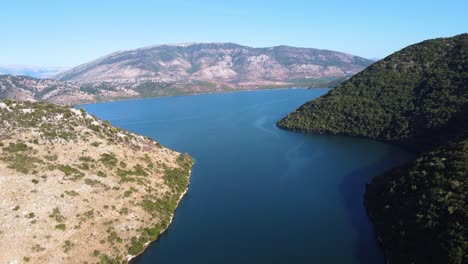 sobrevuelo aéreo sobre el lago butrint, albania