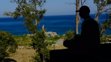 Silhoutte-watching-sea