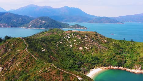 Playa-Secreta-Paradisíaca-Con-Playa-De-Arena-Blanca-En-Una-Isla-Tropical-Con-Colinas-Rocosas-Bañadas-Por-Agua-De-Mar-Turquesa-En-Cheung-Chau,-Hong-Kong