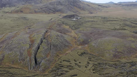 asombroso paisaje volcánico en la famosa fisura lambafell en islandia, antena