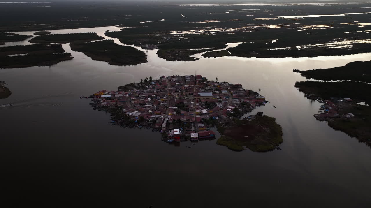 Ilmakuva kallistuen poispäin Mexcaltitánin taikakaupungista, hämärä Nayaritissa, Meksikossa