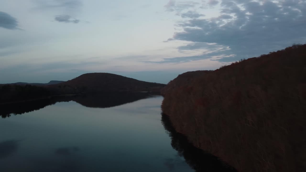 무인 항공기 공중 비행 코네티컷, 가을 붉은 나무 및 물에 반사