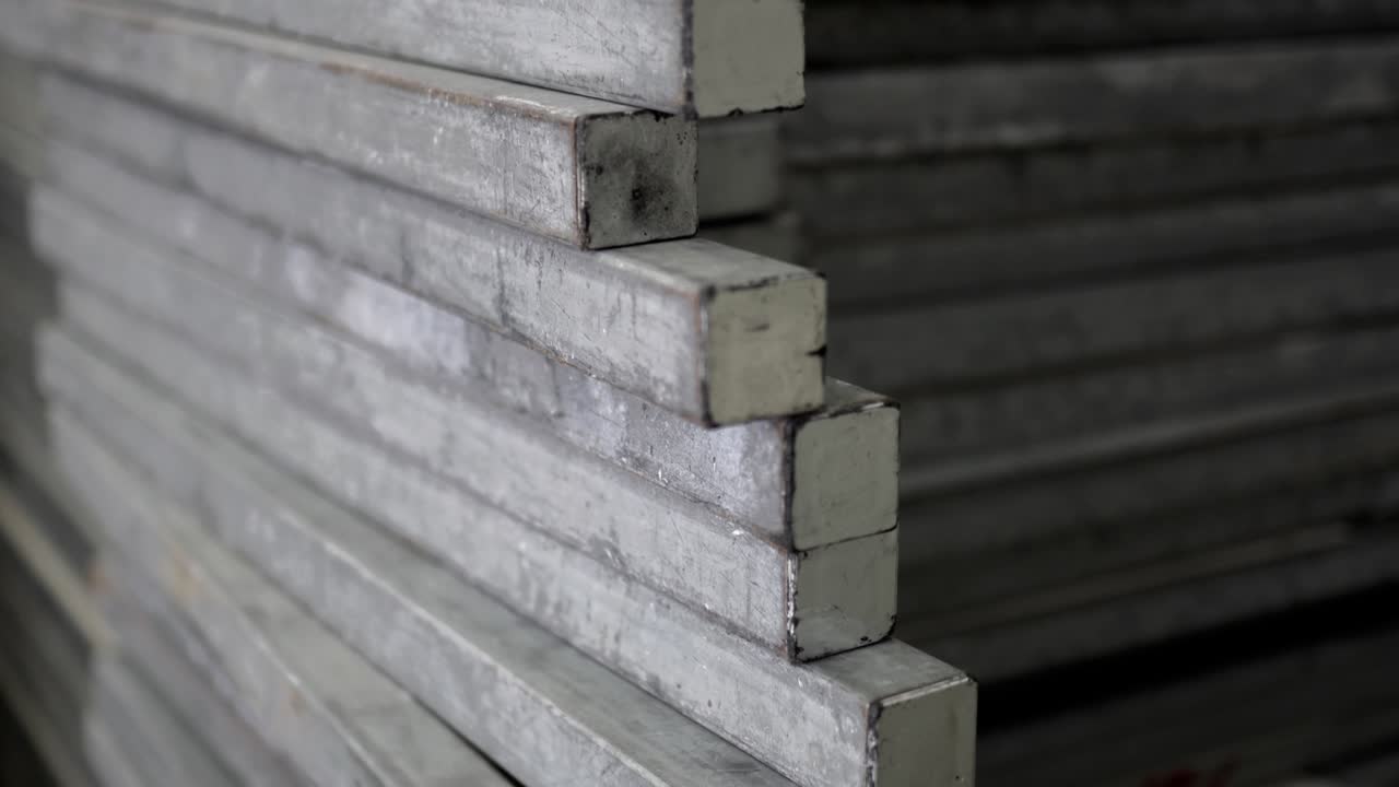 los materiales reciclables de metal están ordenadamente dispuestos. la apariencia es antigua. la inclinación es de abajo hacia arriba.