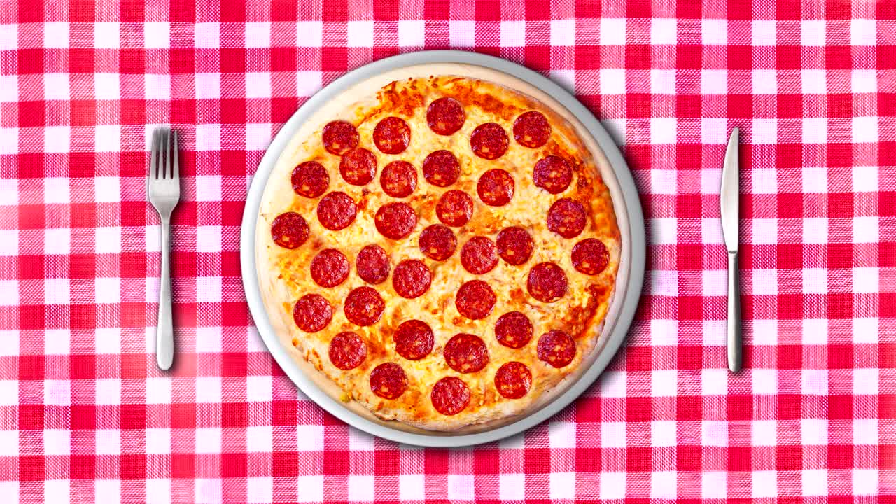 video de pizza con cuchillo, plato y tenedor en la mesa de comedor. esta imagen es perfecta para que usted diseñe sus menús de restaurante. visite mi página. usted será capaz de encontrar una imagen para cada pizza vendida en su cafetería o restaurante