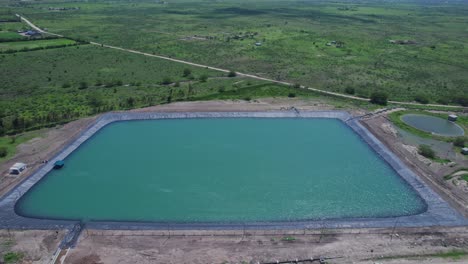 vista aérea de una cuenca de riego artificial con revestimiento de estanque en áfrica