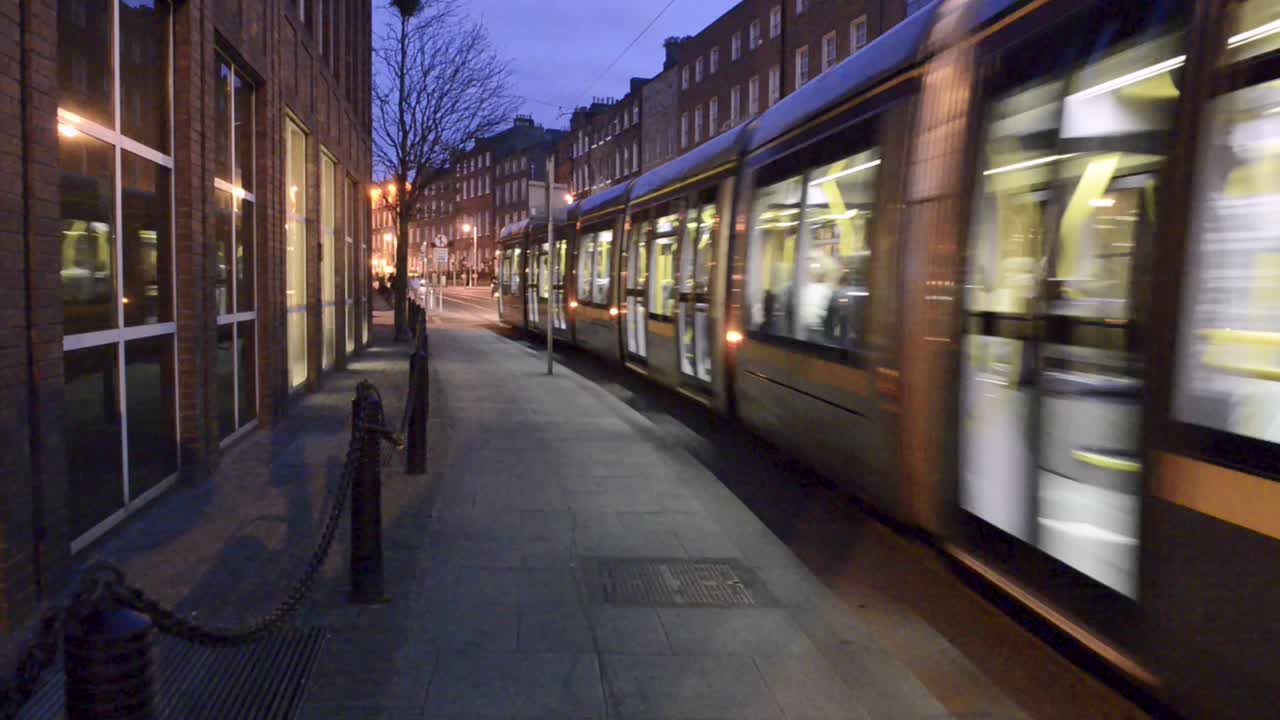 el tranvía eléctrico dublin luas en harcourt st en la línea verde hacia el sur hacia sandyford
