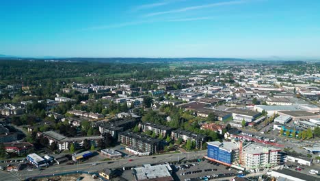 un disparo sobre la ciudad de langley, con los árboles y hermosa en el fondo