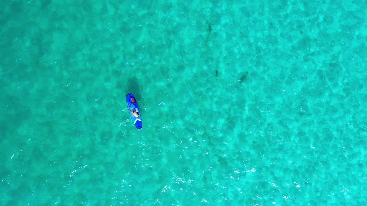 큰 파란색은 큰 놀이터입니다.