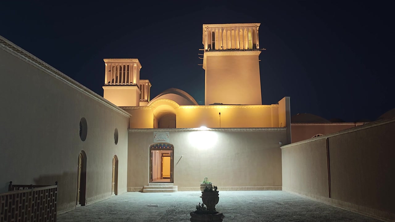 Arquitetura Persa Tradicional com Torres de Vento à Noite