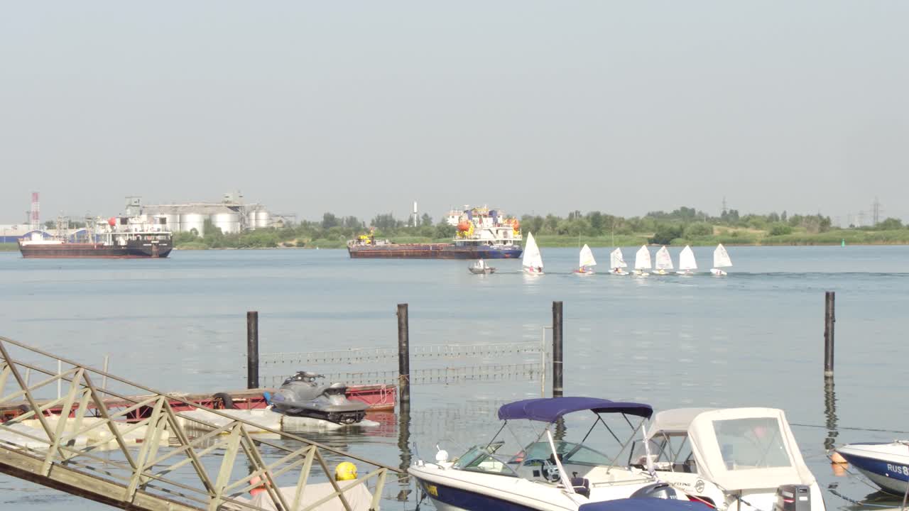 마리나 에서 항해 보트 와 보트 를 가진 강 장면