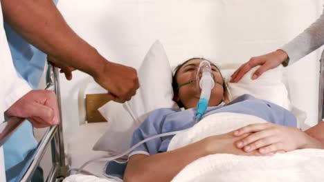 paciente recibiendo una máscara de oxígeno del equipo médico