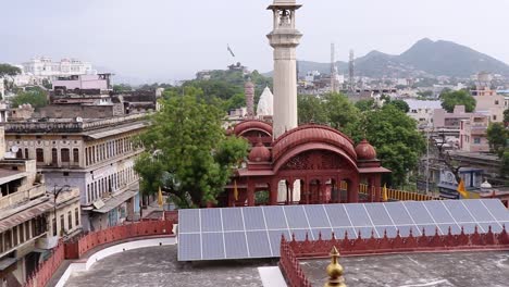 Das-Video-Zum-Antiken-Künstlerischen-Heiligen-Jain-Trample-Eingang-Mit-Baumhintergrund-Wurde-Im-Soni-Ji-Ki-Nasiya-Jain-Tempel-In-Ajmer,-Rajasthan,-Indien,-Aufgenommen