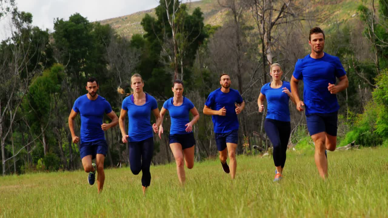 personas en forma corriendo en el campamento de entrenamiento 4k