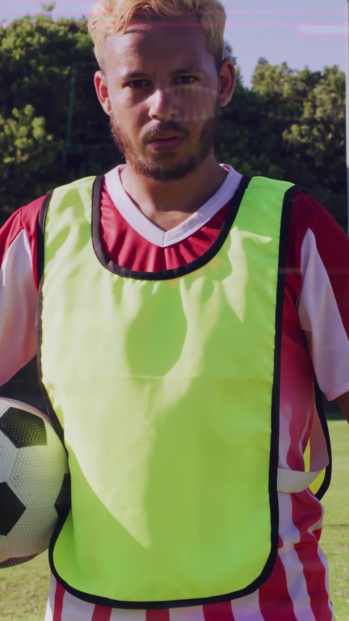 Vertikales Video: Kamera fährt hoch, während Fußballspieler Ball hält, HUD verfolgt Fähigkeiten für das Training.