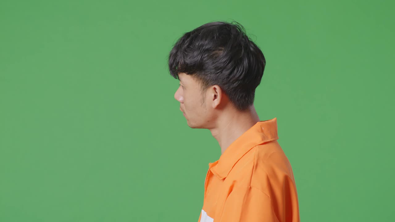 오렌지색 스웨터를 입은 남자 - 프로필 뷰