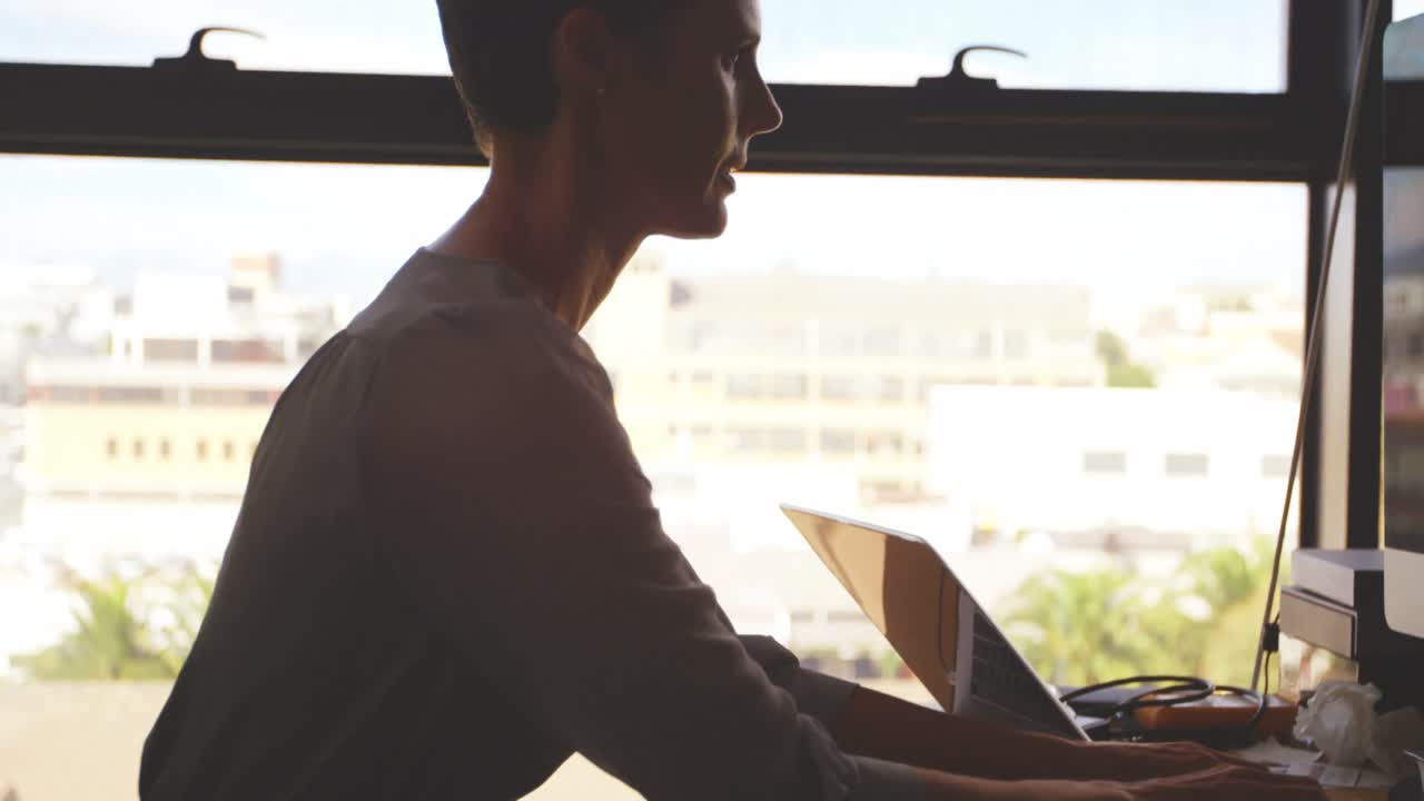 Businesswoman working on computer at desk 4k
