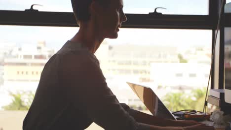 Businesswoman-working-on-computer-at-desk-4k