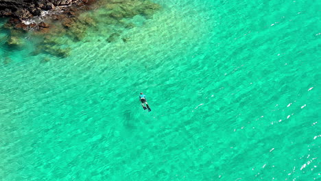 Imágenes-De-Drones-De-Un-Tipo-Buceando-En-El-Océano-Pacífico-Frente-A-La-Costa-De-La-Isla-Grande-De-Hawaii