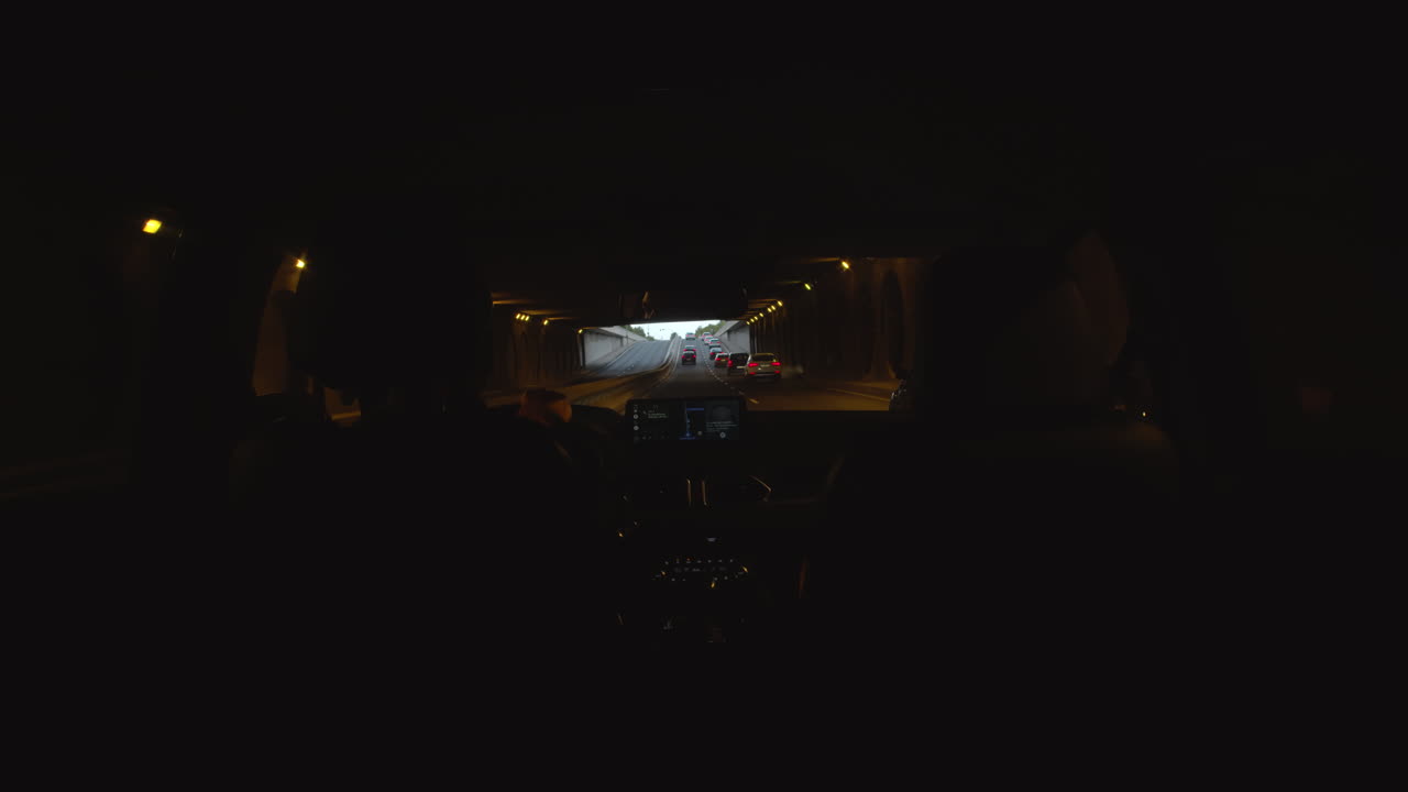 L'auto sta guidando in un tunnel