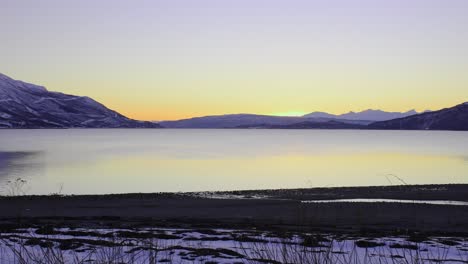 Panorama-Sobre-El-Fiordo-Y-Las-Montañas-Del-Norte-De-Noruega,-Increíble-Puesta-De-Sol-Colorida