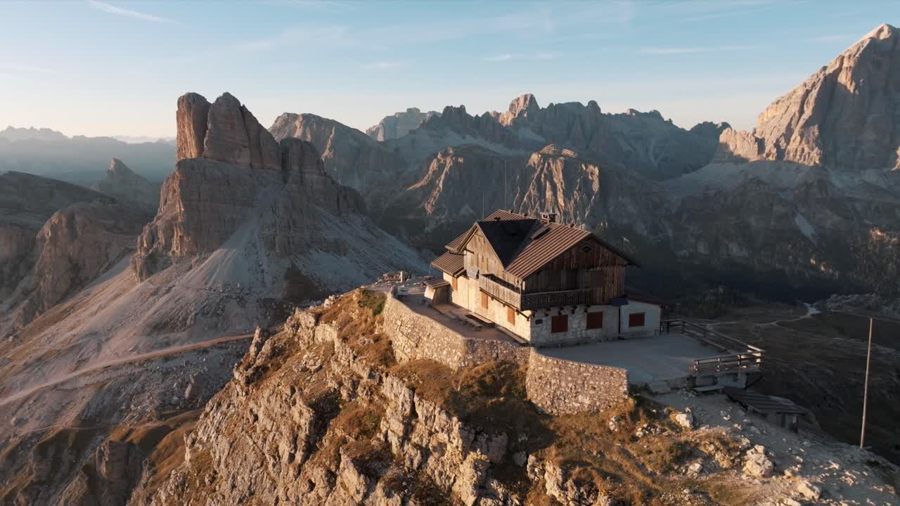 Luftaufnahme von Berggipfeln bei Sonnenaufgang in den Dolomiten, Italien