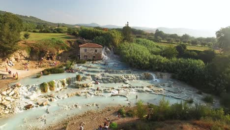 Eine-Luftaufnahme-Zeigt-Touristen,-Die-Eine-Lagune-In-Saturnia-Italien-Genießen-1