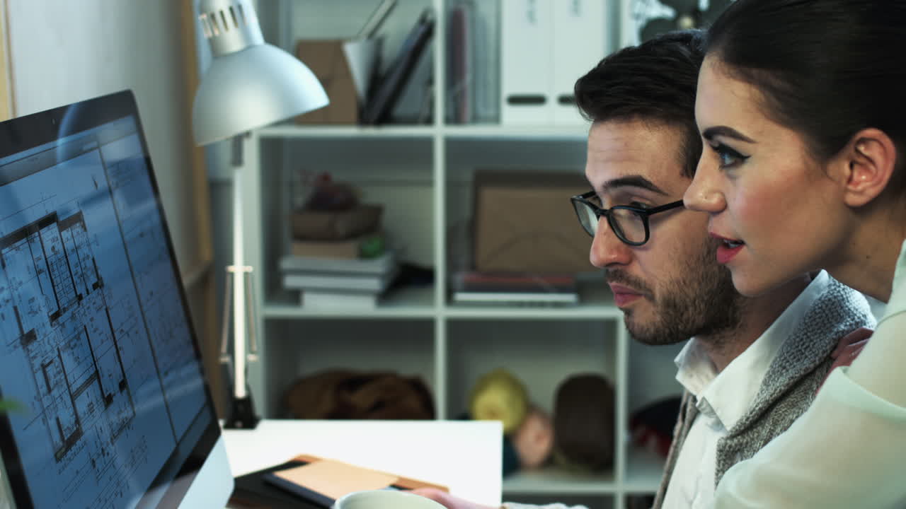 equipo de arquitectos de pequeñas empresas que trabajan de noche