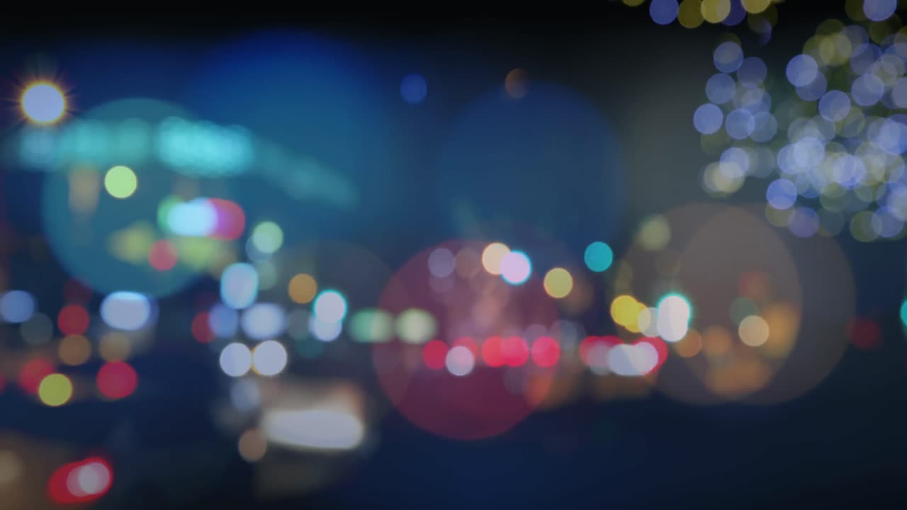 밤에 도시에서 도로 교통 4k