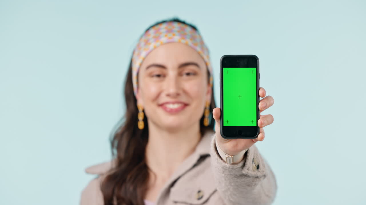mujer, retrato y pantalla verde con teléfono