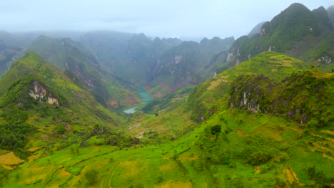 Aerial-dolly-forward-of-the-magnificent-Nho-Que-river-with-its-turquoise-blue-green-water-in-the-gorgeous-Ma-Pi-Leng-Pass-in-northern-Vietnam