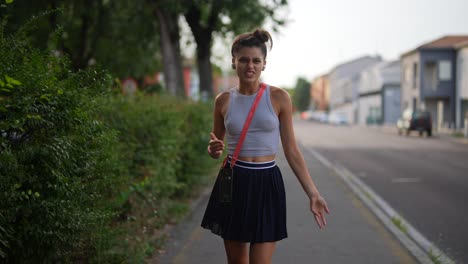 mujer caminando por la ciudad