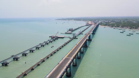 tomada aérea de la ciudad de rameshwaram, con el puente que conecta el continente y la isla.