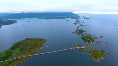 imágenes aéreas de la carretera del océano atlántico noruega