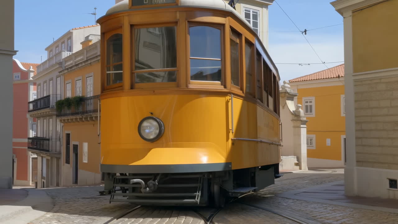 Tram giallo vintage che si muove su una strada acciottolata a Lisbona.