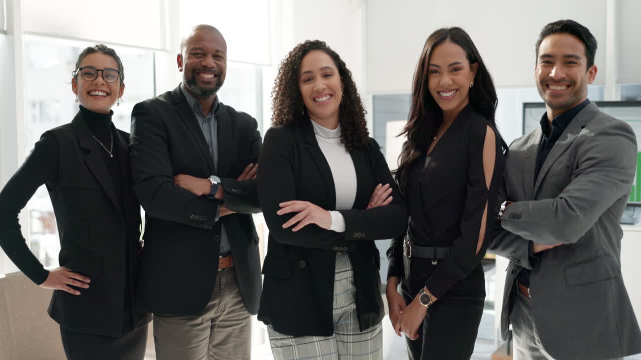 gente de negocios, grupo y brazos cruzados en la oficina