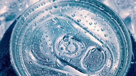 la tapa de la lata de soda de aluminio de refresco con hielo da la vuelta al círculo.