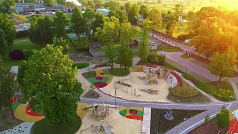 vista aérea de un parque para niños con muchas actividades y atracciones situadas en la ciudad