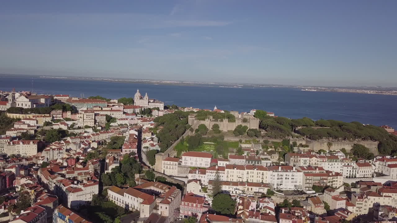 Drone che orbita attorno al castello che domina Lisbona in Portogallo