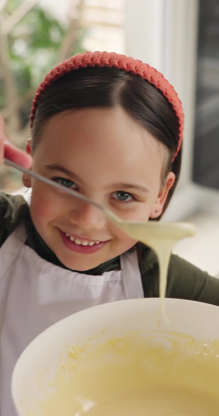Madre e figlia che cucinano insieme in cucina